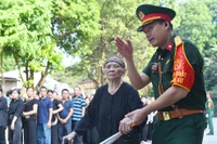 Người dân xúc động sau khi viếng Tổng Bí thư Nguyễn Phú Trọng tại Nhà tang lễ Quốc gia.