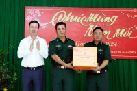 Chủ tịch nước Võ Văn Thưởng tặng quà Đồn biên phòng Thổ Châu.