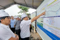Bộ trưởng Kế hoạch và Đầu tư Nguyễn Chí Dũng xem bản đồ hướng tuyến cao tốc Tân Phú-Bảo Lộc.