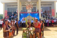Già làng hai thôn: Sơn Tùng và Sơn Hòa (xã Thọ Sơn, huyện Bù Đăng) thực hiện nghi thức kết bạn cộng đồng của người M’nông.
