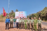 Tuổi trẻ Công an các đơn vị bên công trình “Thắp sáng đường biên”.