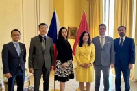 Thứ trưởng Ngoại giao Lê Thị Thu Hằng (thứ 3, phải sang) và bà Katerina Sequensova (thứ 3, trái sang) tại buổi gặp. (Ảnh: TTXVN)