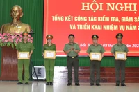 Phòng An ninh chính trị nội bộ nhận giấy khen phong trào thi đua ngành kiểm tra Đảng năm 2022.