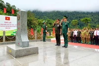 Chỉ huy lực lượng bảo vệ biên giới 2 tỉnh Quảng Bình và Khăm Muộn chào cột mốc chủ quyền ở khu vực cửa khẩu quốc tế Cha Lo-Na Phàu.