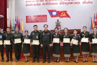 Trao chứng chỉ tiếng Việt cơ bản cho các học viên. Ảnh: Hải Tiến.