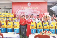 Nhà hảo tâm hỗ trợ quà trong ngày lễ phát động Tháng Nhân đạo năm 2024.