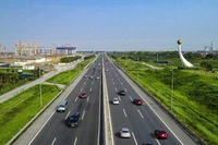 Đường cao tốc Hà Nội-Hải Phòng với thiết kế 6 làn xe, 2 làn khẩn cấp được mô tả là tuyến đường hiện đại nhất Việt Nam. (Ảnh AN CÔNG)