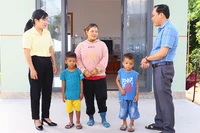 Cán bộ Mặt trận Tổ quốc xã Hòa Sơn thăm hỏi gia đình chị Pô Pô Thị Khánh, thôn Tân Định, xã Hòa Sơn, huyện Ninh Sơn (Ninh Thuận) sau 1 năm an cư trong căn nhà Đại đoàn kết.