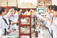 Sinh viên Trường đại học Quy Nhơn nghiên cứu khoa học.