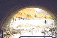 Cửa tây hầm Phượng Hoàng từ trong nhìn ra.