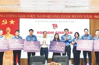 Lãnh đạo Trung ương Đoàn và Thường trực Tỉnh ủy Quảng Bình trao biển hỗ trợ công trình thanh niên tặng các tỉnh cụm Bắc Trung Bộ.