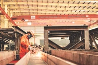 Sau một năm lao động vất vả, tiền thưởng Tết là động lực cho người lao động tiếp tục gắn bó doanh nghiệp.
