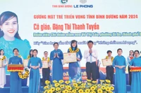 Lãnh đạo tỉnh Bình Dương tuyên dương “Gương mặt trẻ triển vọng” năm 2024. 