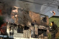 Cháy rừng lan tới nhiều nhà dân ở Vina Del Mar của Chile. Ảnh REUTERS