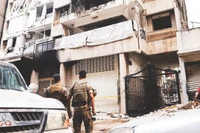 Một tòa nhà ở thủ đô Beirut bị phá hủy do trúng bom. (Ảnh REUTERS)