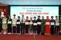 Hội Khuyến học Việt Nam trao học bổng cho học sinh vượt khó, học giỏi năm 2024.