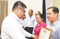 Ủy ban Mặt trận Tổ quốc Thành phố Hồ Chí Minh khen thưởng các đơn vị thực hiện tốt các công tác đối ngoại nhân dân. 