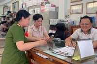 Công an phường An Hòa hướng dẫn người dân đóng góp ý kiến sửa đổi Hiến pháp năm 2013 qua ứng dụng VNeID