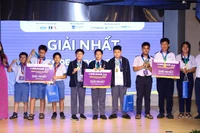 Bà Nguyễn Thị Huyền Trang, Tổng Giám đốc KDI Education (ngoài cùng bên trái) trao giải cho các đội thi xuất sắc nhất của khu vực phía nam.