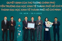 Trao Quyết định số 1146/QĐ-TTg của Thủ tướng Chính Phủ về việc chuyển Trường Đại học Kinh tế Thành phố Hồ Chí Minh thành Đại học Kinh tế Thành phố Hồ Chí Minh.