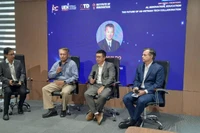 Các diễn giả tham gia thảo luận tại toạ đàm.