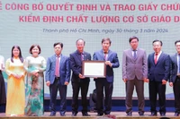 Trường đại học Luật Thành phố Hồ Chí Minh đón nhận chứng nhận kiểm định chất lượng cấp cơ sở giáo dục.