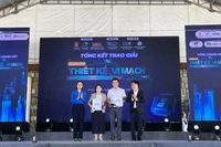 Ban tổ chức trao thư cám ơn cho các đơn vị hỗ trợ Cuộc thi Thiết kế vi mạch cho đô thị thông minh lần 2 năm 2024.