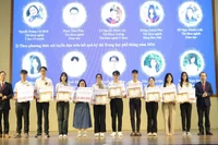 Trường đại học Khoa học sức khỏe khen thưởng 10 tân sinh viên đạt thủ khoa đầu vào của năm ngành học.