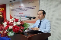 Phó Giáo sư, Tiến sĩ Vũ Tuấn Hưng, Phó Viện trưởng phụ trách Viện Khoa học xã hội vùng Nam Bộ phát biểu tại hội thảo.