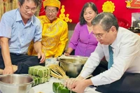Lãnh đạo Thành phố Hồ Chí Minh tham gia gói bánh chưng cùng người dân thành phố trong dịp Tết cổ truyền dân tộc