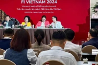 Ban tổ chức trao đổi thông tin về chương trình triển lãm. (Ảnh: Ban tổ chức cung cấp)