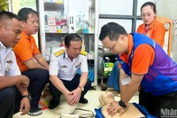 Bác sĩ Nguyễn Duy Long, Giám đốc Trung tâm cấp cứu Thành phố Hồ Chí Minh hướng dẫn quân y đảo Hòn Khoai phương pháp sơ cấp cứu.