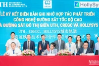 Đại diện UTH , CREGC và HollySys tổ chức ký thỏa thuận hợp tác về đào tạo, nghiên cứu khoa học và chuyển giao công nghệ đường sắt tốc độ cao và đường sắt đô thị.