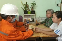 Công nhân ngành điện Thành phố Hồ Chí Minh hướng dẫn người dân cách sử dụng điện hiệu quả.