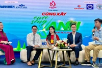 Các khách mời tham gia tọa đàm với chủ đề “Cùng xây cuộc sống xanh”.