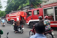 Lực lượng phòng cháy, chữa cháy tổ chức dập lửa tại hiện trường. (Ảnh: BQ)