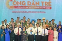 Các đại biểu dự chương trình chụp hình lưu niệm cùng các công dân trẻ tiêu biểu (Ảnh: KH)