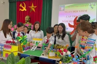 Các em học sinh Trường THCS Giáp Bát sáng tạo các mô hình hữu ích trong Ngày hội STEM.