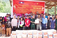 Đoàn công tác của Bộ Tư lệnh Quân khu 5 trao 40 suất quà với tổng trị giá 210 triệu đồng cho các hộ dân bị thiệt hại nặng do hỏa hoạn. 