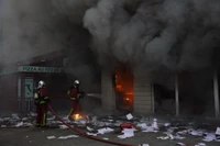 Văn phòng của một ngân hàng ở thành phố Nanterre bị đốt cháy trong đêm 29/6. (Ảnh: Le Monde)