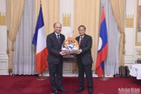 Đại sứ Đinh Toàn Thắng tặng quà và chúc mừng Đại sứ Kham-Inh Khitchadeth nhân dịp Quốc khánh. (Ảnh: Khải Hoàn)