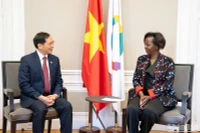 Tổng Thư ký Louise Mushikiwabo chào mừng Bộ trưởng Ngoại giao Bùi Thanh Sơn tới thăm và làm việc tại trụ sở OIF. 