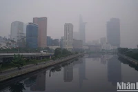 Sáng sớm Thành phố Hồ Chí Minh xuất hiện sương mù dày đặc, nồng độ bụi mịn cao gấp hàng chục lần mức cho phép. 