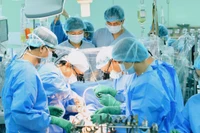 Ca phẫu thuật kéo dài 5 tiếng đồng hồ, bắt đầu từ nửa đêm đến 3 giờ sáng ngày hôm sau.