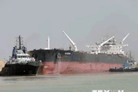 Vụ va chạm giữa hai tàu đã gây gián đoạn giao thông trên kênh Suez. (Nguồn: AP)