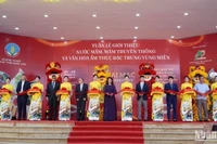 Cắt băng khai mạc Tuần lễ giới thiệu, kết nối ẩm thực Việt Nam cho các sản phẩm nước mắm truyền thống, các món ăn đặc trưng vùng miền.