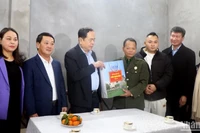 Chủ tịch Quốc hội thăm, tặng quà hộ khó khăn bị sạt lở đất tại phường Yên Thịnh, thành phố Yên Bái. (Ảnh: THANH SƠN)