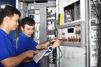 Công nhân Công ty Trách nhiệm hữu hạn Vander Leun ( Khu Công nghiệp Nam Cầu Kiền, Hải Phòng) chuyên sản xuất và lắp ráp tủ bảng điện cho tàu thủy.