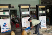 Lực lượng chức năng tỉnh Cà Mau kiểm tra và lấy mẫu xăng dầu tại doanh nghiệp M.T. 