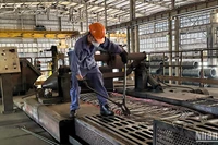 Sản xuất thép tại Nhà máy cán thép Thái Nguyên.